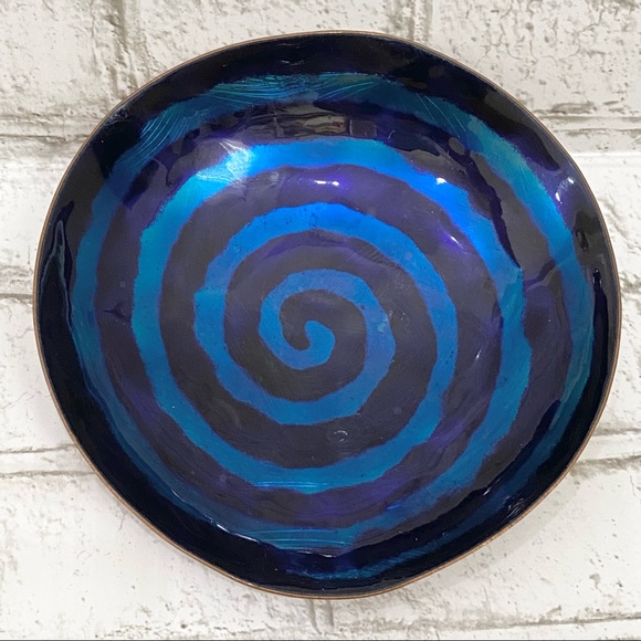 Vintage Hammered Copper Blue Glazed Enamel Swirl 7 1/4” Decorative Dish - Picture 4 of 12